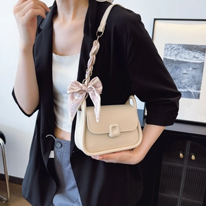 Sac bandoulière crème chic avec foulard décoratif et détail de bandoulière chaîne