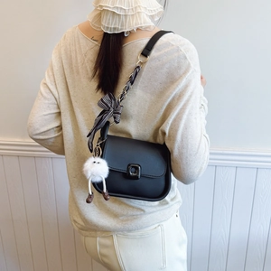 Sac bandoulière noir mat à la mode avec un nœud rayé et un charmant pompon en peluche