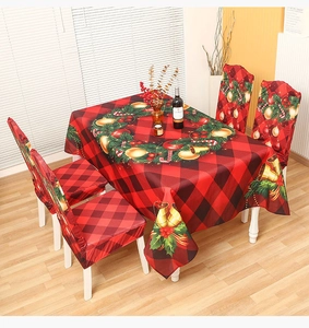 Set tovaglia e coprisedie a quadri rossi e neri per decorazioni natalizie per la casa.