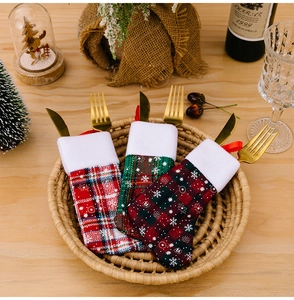 Mini calze di Natale porta posate in design scozzese per decorazioni della tavola festive