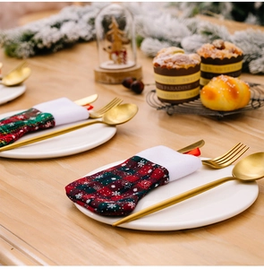Dettaglio delle mini calze di Natale a quadri rossi e verdi porta posate natalizie