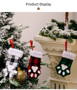 Gros plan de chaussettes de Noël à carreaux avec empreintes de pattes et fausse fourrure