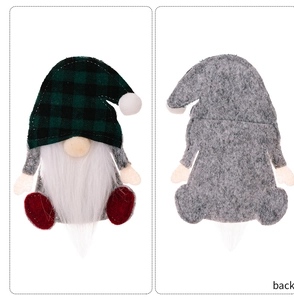 Dettaglio fronte e retro di uno gnomo di Natale nordico con cappello a quadri