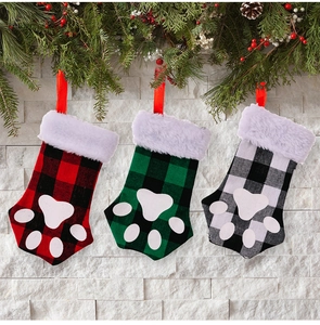 Détails de chaussettes de Noël en forme de pattes de chat avec motif à carreaux et peluche