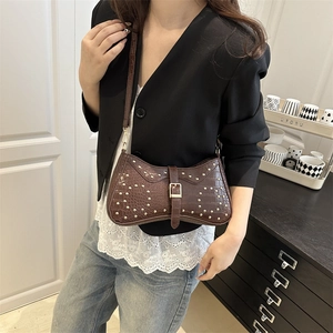 Sac sous le bras croco marron foncé avec rivets dorés et boucle pour mode décontractée