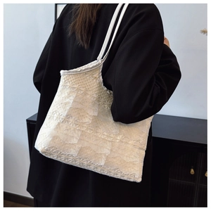 Detailansicht der geschichteten weißen Spitzenrüschen an einer Damen-Tote-Bag