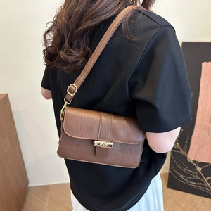 Sac à bandoulière marron gaufré crocodile avec fermoir décoratif en bambou doré