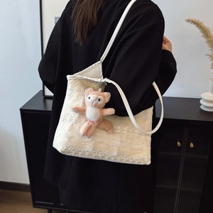 Elegante cremeweiße Spitze-Einkaufstasche mit Schultergurt und süßem Plüschanhänger