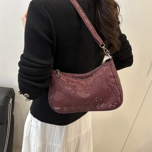 Sac baguette chic bordeaux effet peau de serpent avec bandoulière réglable