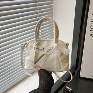 Sac à main crème avec nœud en dentelle et bandoulière réglable au style moderne