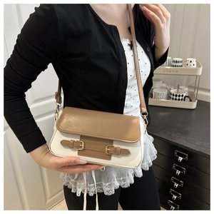 Detalle de un bolso bandolera bicolor elegante con cuerpo beige y solapa de cuero marrón
