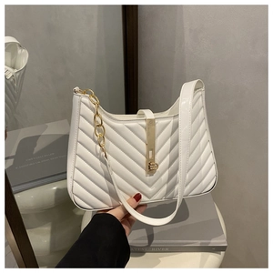 Vue détaillée du sac à bandoulière blanc matelassé avec surpiqûres en V et boucle dorée