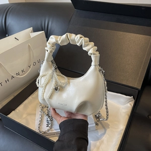 Sac à main plissé blanc cassé élégant avec nœud perlé et pendentif cœur en argent