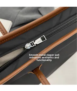 Detail des glatten Metall-Reißverschlusses an Nylon-Tragetasche mit braunen Ledergriffen