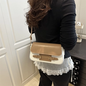 Bolso bandolera minimalista en blanco y marrón con diseño de cadena y hebillas