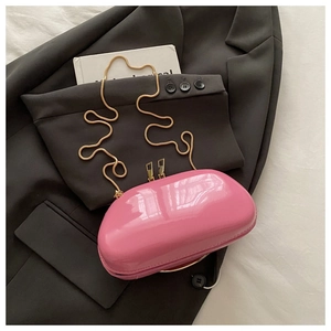 Vue détaillée du sac en acrylique rose brillant avec chaîne en métal doré et zip