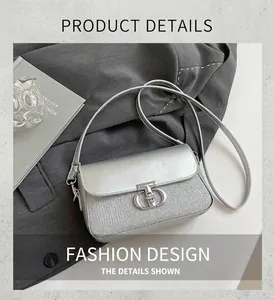 Détail du sac argenté scintillant avec un fermoir rotatif en métal en forme de T