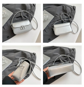 Détails multi-angles du sac bandoulière argenté avec fermoir et finition texturée fine