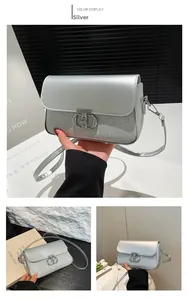 Détail du sac bandoulière argenté avec boucle CD en métal et paillettes brillantes