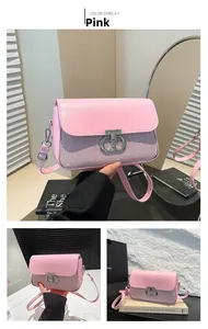 Détail du sac à bandoulière rose pailleté avec boucle CD argentée et rabat élégant