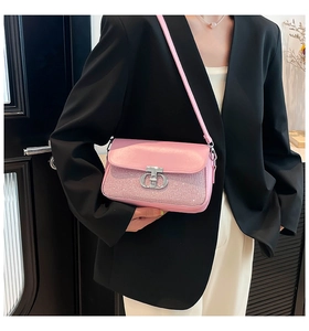 Détail du sac à bandoulière rose avec boucle argentée style CD et texture pailletée