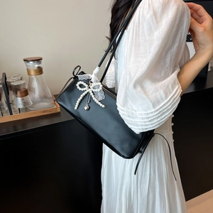 Schwarze Achseltasche aus Leder mit Perlen-Schleife und Spitze im französischen Retro-Stil