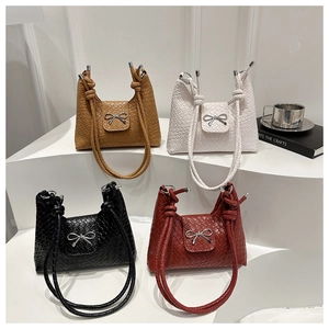 Détails de quatre sacs à bandoulière tressés en beige, crème, noir et rouge foncé chic