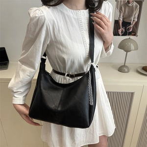 Minimalistische schwarze Hobo-Tasche aus Lederimitat mit weißem Spitzenband für Damen