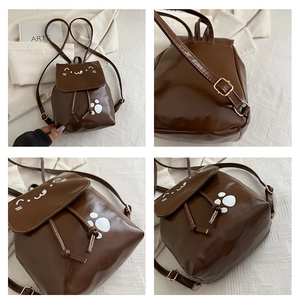 Détails du mini sac à dos chat marron foncé avec motifs pattes et bretelles réglables