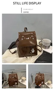 Détail du mini sac à dos en cuir PU marron avec motif chat mignon et fermeture à cordon