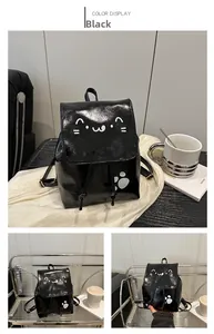 Détail d'un joli mini sac à dos noir avec motif chat et fermeture à cordon en cuir