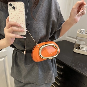 Mini sac coque en cuir verni orange avec poignée en C dorée et bandoulière