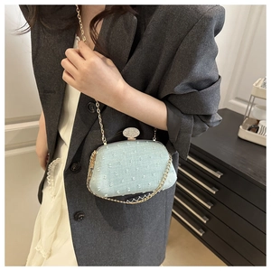 Detail der hellblauen Tweed-Abendclutch mit diamantbesetztem Goldverschluss und Kette