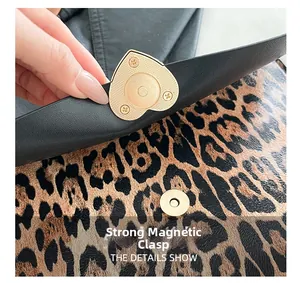 Détail d'un sac léopard avec un fermoir magnétique doré en forme de cœur sécurisé