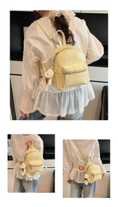 Mini mochila de cuero PU amarillo que muestra estilos versátiles de uso al hombro y cruzado