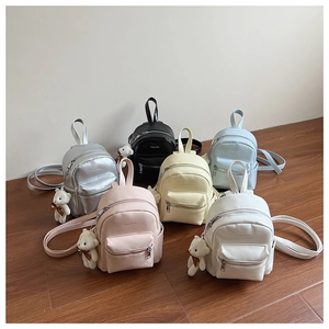 Seis mini mochilas coloridas con colgantes de oso y acabado de cuero sintético mate