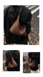 Détails d'un sac hobo marron foncé brillant avec bandoulière nouée dans un décor d'automne