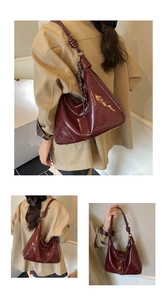 Détail du sac hobo en cuir verni bordeaux avec bandoulière nouée et tirette tissée