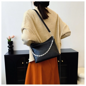 Black leather shoulder bag featuring an ornate silver chain with 4G geometric logo links