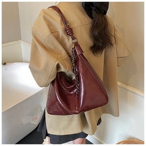 Vue arrière détaillée d'un sac cabas bordeaux avec un foulard en soie sur la lanière