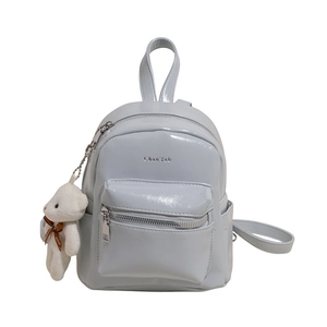 Mini mochila azul claro para mujer en acabado brillante con un tierno oso de peluche