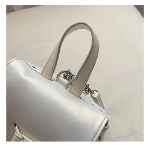 Detailansicht des bequemen Tragegriffs und der Silberringe an weißer Ledertasche