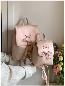 Detail der rosa Rucksäcke mit Schleife, hochwertigem strukturiertem Kunstleder und Retro-Stil