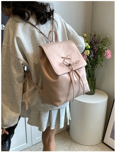 Schicker rosa PU-Leder Rucksack mit Schleife und Kettenriemen am Modell getragen