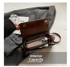 Vue détaillée de l'intérieur du sac à bandoulière vintage marron montrant sa grande capacité