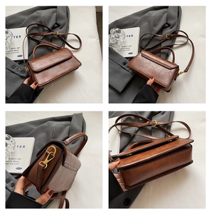 Vues détaillées d'un sac carré vintage marron avec ferrures dorées et poignée supérieure