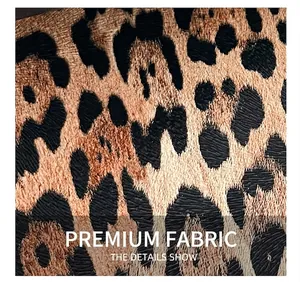 Gros plan sur la texture léopard de haute qualité de cette pochette enveloppe mode
