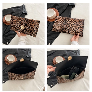Pochette enveloppe léopard avec fermoir coeur doré et vue détaillée de la capacité interne