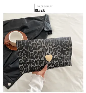 Pochette enveloppe léopard avec boucle cœur dorée et texture en cuir PU élégante
