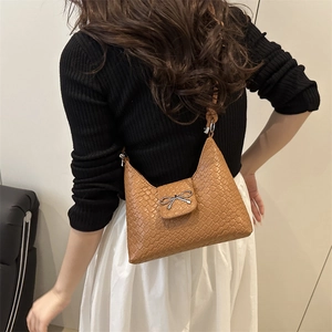 Sac croissant marron tressé chic pour femme avec boucle en nœud argenté à l'épaule